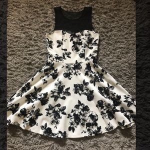 A beautiful black and white dress 🖤.